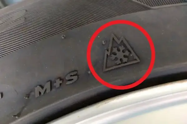 Symbol 3PMSF na oponie oznacza, że jest to opona zimowa, idealna na śnieg i lód.