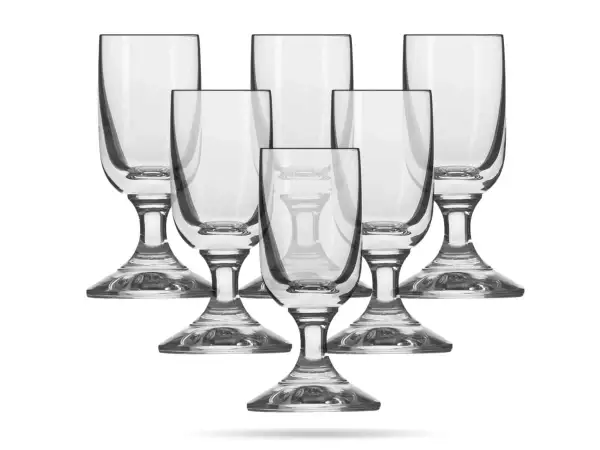 Sześć eleganckich kieliszków do wódki na nóżce, gotowych na toast.