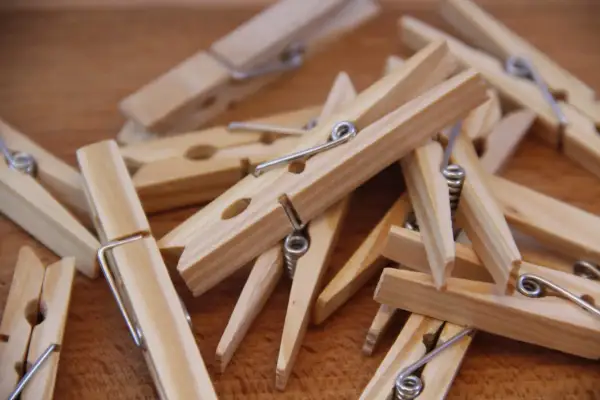 Un montón de pinzas de madera apiladas, perfectas para manualidades con pinzas de madera y proyectos creativos.