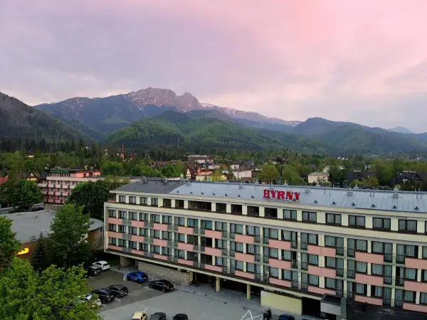 Hotel Hyrny w Zakopanem z widokiem na Tatry. Sprawdź aktualny hyrny zakopane cennik i zarezerwuj pobyt.