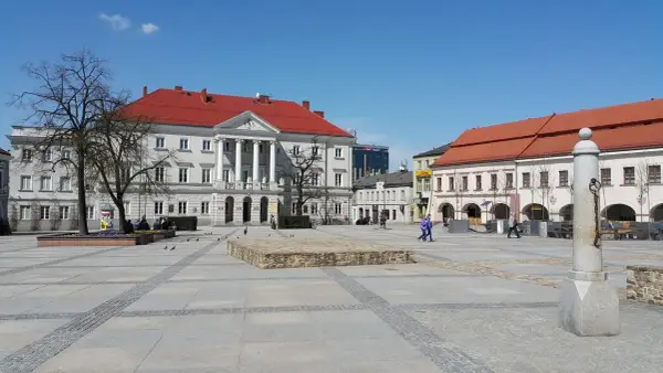 Rynek w Kielcach, z piękną architekturą, to miejsce, z czego słyną Kielce. Spacer po nim to przyjemność.