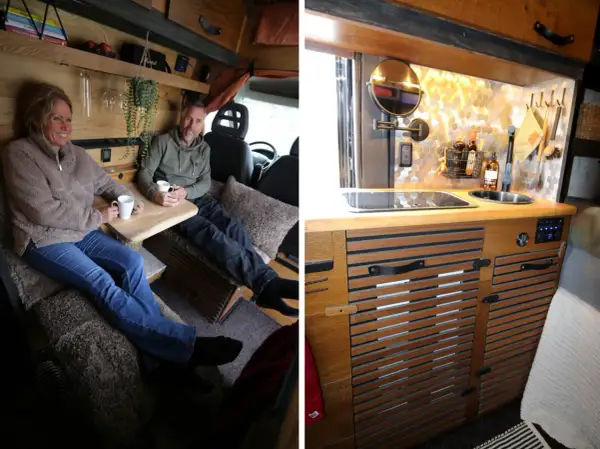 Ett par njuter av en fika i sin mysiga vanlife bil. Köket är stilrent med trädetaljer och en hexagonmönstrad vägg.