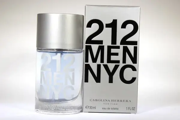 Perfumy 212 MEN NYC Carolina Herrera. Elegancki flakon i srebrne pudełko z wyrazistym napisem.
