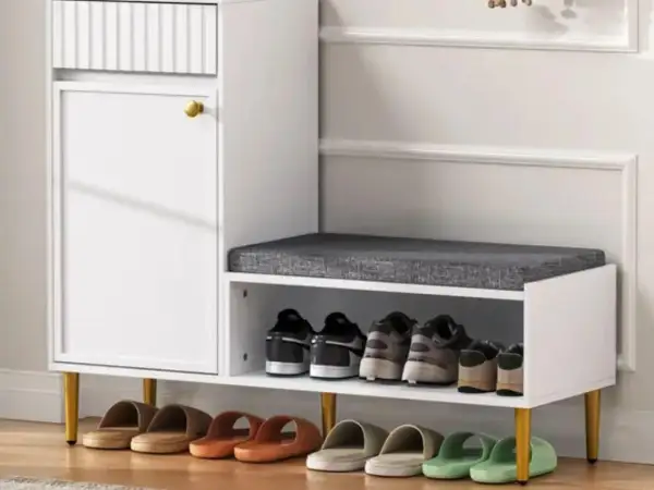 Mueble blanco moderno con banco y estantes para organizar zapatos. Ideal para saber como hacer un zapatero funcional y con estilo.