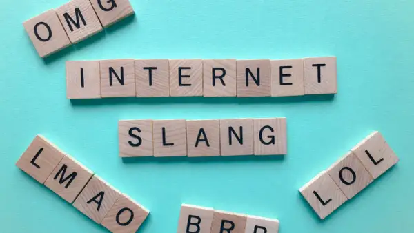 Letras de madera forman "INTERNET SLANG", "OMG", "LMAO" y "LOL". ¡El lenguaje de mañana abreviado!