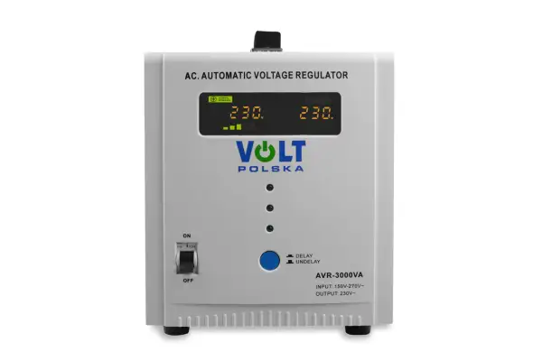 Regulator napięcia Volt Polska AVR-3000VA z wyświetlaczem i przełącznikiem.