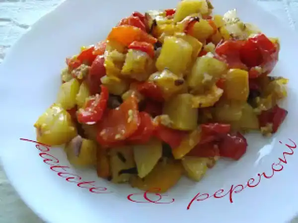 Patate e peperoni al forno, un contorno colorato e saporito, pronto per essere gustato.