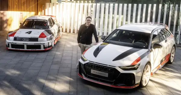 Mężczyzna stoi obok Audi RS6 Avant GT, z legendarnym Audi Quattro z lat 80. w tle.