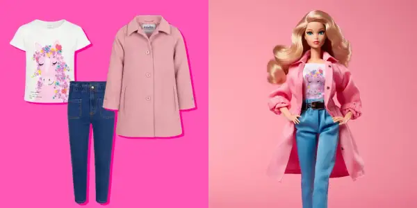 Barbie w świecie mody prezentuje stylizację: biały T-shirt z koniem, jeansy i różowy płaszczyk.