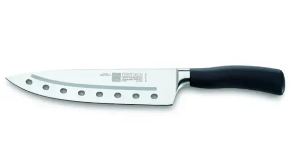Cuchillo de chef con agujeros en la hoja para reducir la fricción al cortar. Mango ergonómico negro.