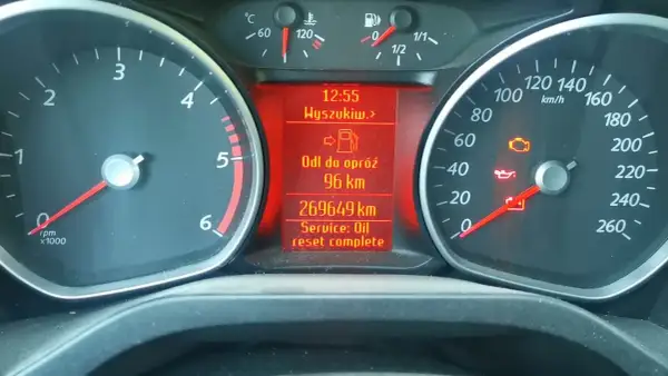 Jak skasować komunikat o koniecznej wymianie oleju w Fordzie?