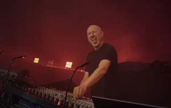 Paul Kalkbrenner na koncertach w Polsce, w transie za konsolą, z językiem na wierzchu.