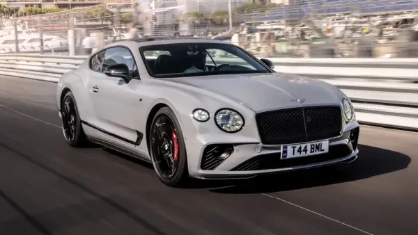 Szary Bentley Continental GT na torze wyścigowym. Sprawdź aktualną bentley continental gt cena i poczuj moc!