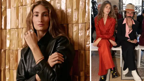 Almudena Cañedo, elegante en traje rojo, y un hombre con sombrero y traje negro, sentados en un evento.