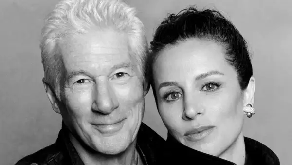 Primer plano de Richard Gere y su mujer, Alejandra Silva, en blanco y negro.