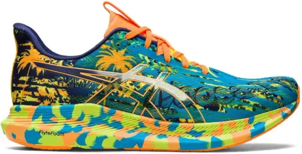 Scarpa da corsa Asics Noosa Tri 14 con stampa tropicale vivace, lacci arancioni e suola colorata.