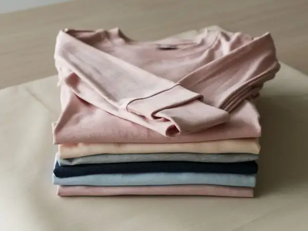 Jak składać bluzki z długim rękawem? KonMari i triki na porządek