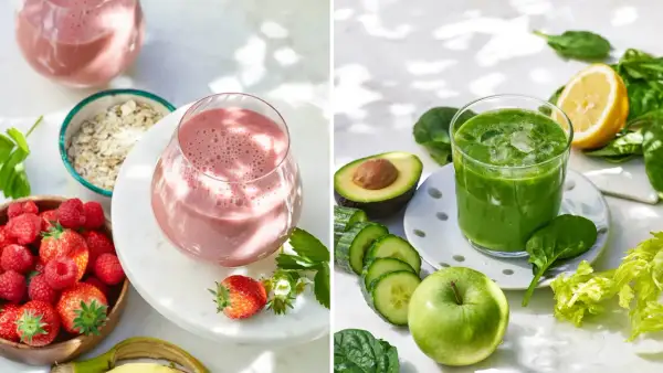 Två glas med färgglada smoothies, omgivna av ingredienser som hallon, havre, spenat och äpple. Perfekt för ett hälsosamt smoothie recept.