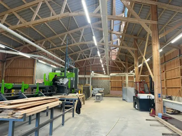 Aménagement d'un plan atelier menuiserie avec machines, bois et chariot élévateur.