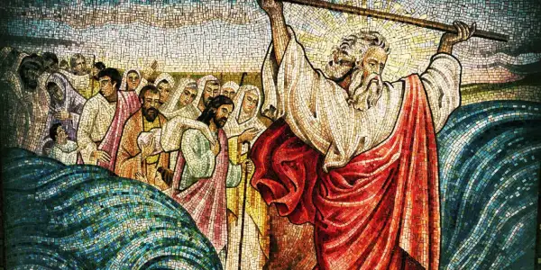 Mojżesz rozdziela Morze Czerwone, scena z **co to jest stary testament**. Ludzie przechodzą przez suchą drogę.