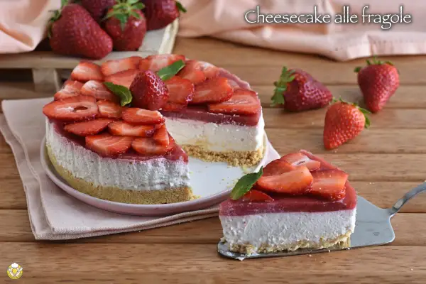 Cheesecake alle fragole, un dolce fresco e goloso con strati cremosi e fragole succose. Perfetto per ogni occasione.