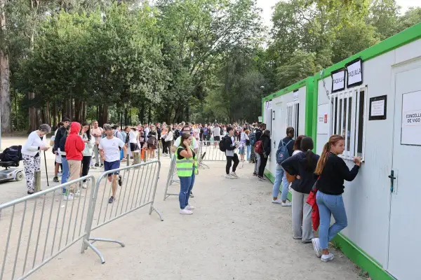 Larga cola de gente esperando en las taquillas del auditorio de Castrelos para comprar entradas.
