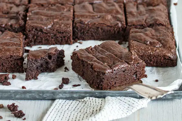 Saftige Brownies, frisch aus dem Ofen, ein Traum für jeden Schokoladenliebhaber. Dieses brownie rezept saftig ist einfach perfekt.