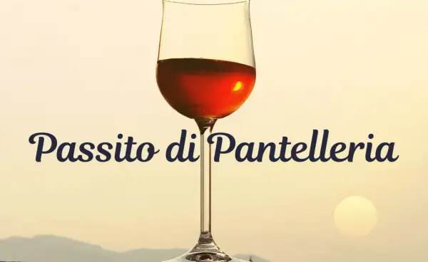 Kieliszek z bursztynowym winem, idealnym na zachód słońca. Napis "Passito di Pantelleria" dodaje mu elegancji.