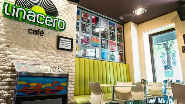 El café Linacero en Zaragoza, con decoración de vinilos y un toque retro.