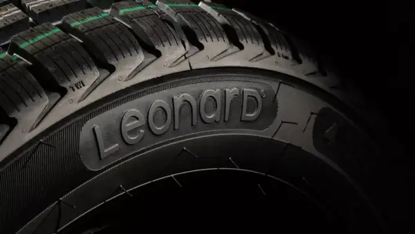 Gros plan sur un pneu Leonard, avec son nom en relief. Un avis sur la qualité de ces pneus est attendu.