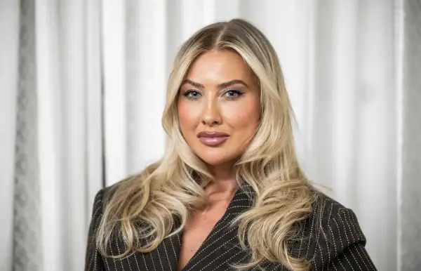 Hanna, en svensk influencer, poserar i en randig kavaj.