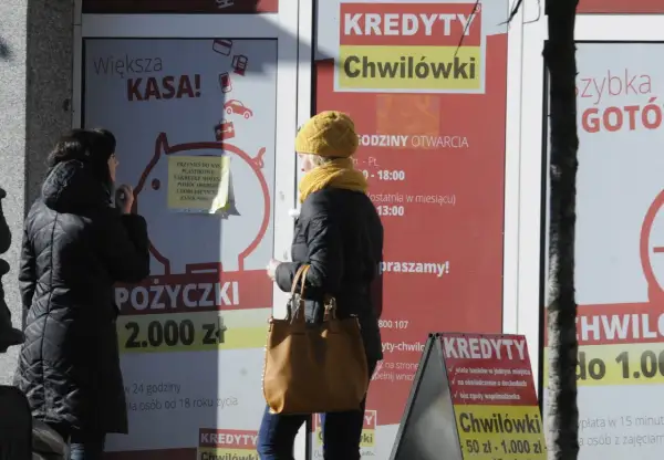 Kobiety przed placówką chwilówek. Reklamy kuszą "szybką gotówką", choć w tle czają się największe skandale z ustawianiem losowań w firmach oferujących chwilówki.
