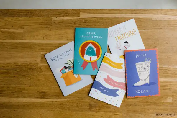Urocze kartki z życzeniami na pożegnanie kolegi z klasy: "Bon Voyage", "Order Rekina Biznesu", "Hurra Emerytura!", "Powodzenia", "Jesteś Kozak!".