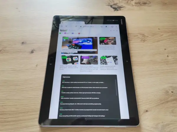 Tablet Huawei z artykułem o tym, jak wgrać nowego Androida na stary tablet. Widoczne strony z nowościami technologicznymi.