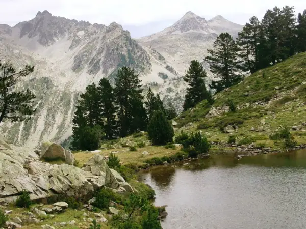 El ibon de los Baños de Panticosa, un espejo de agua rodeado de pinos y montañas rocosas, invita a la contemplación.
