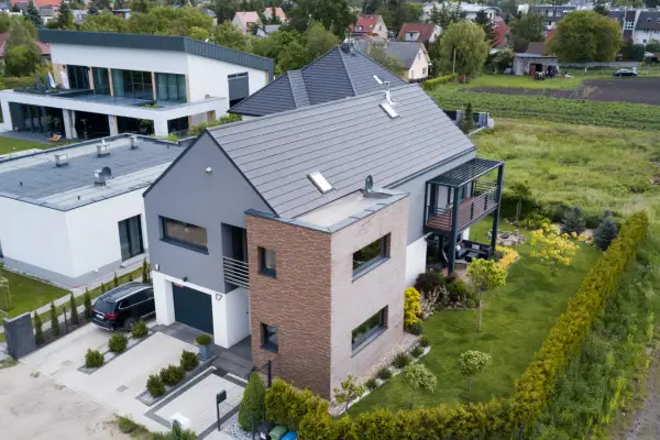 Nowoczesny dom z ogrodem. Zastanawiasz się, ile kosztuje budowa domu 200m?