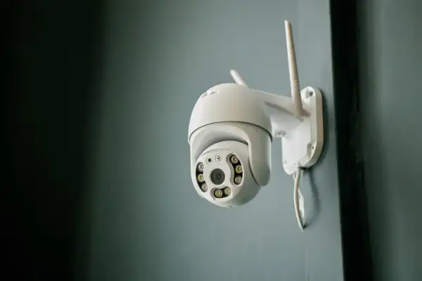 Caméra Avidsen blanche fixée au mur, prête à vous montrer comment connecter une caméra Avidsen en wifi pour une surveillance à distance.