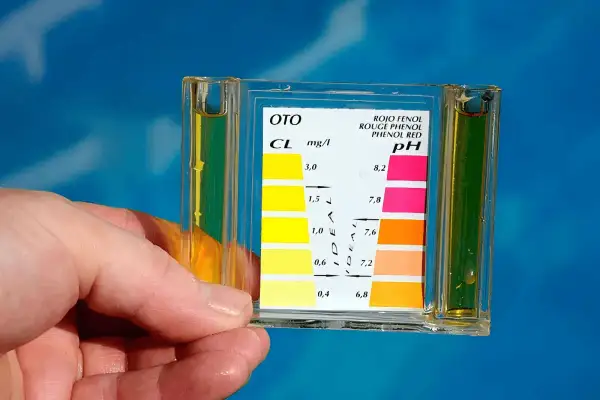 Test per il ph alto piscina: la striscia reagente mostra un colore che indica un valore di pH leggermente alcalino, da correggere per un'acqua ottimale.