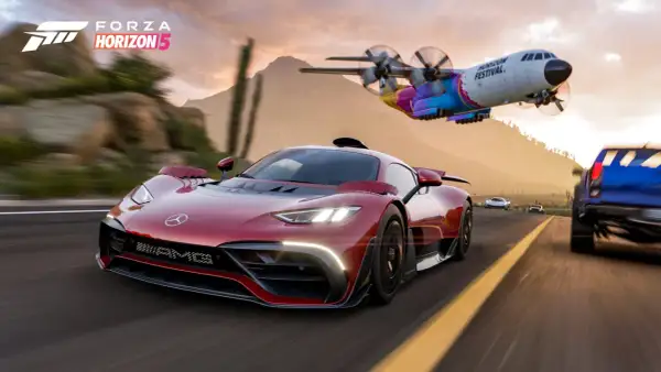 Roter Supersportwagen rast auf einer Straße, ein buntes Flugzeug fliegt darüber. Ein spannender Forza Horizon 5 Test.