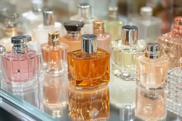 Eleganckie flakony perfum na półce. Zastanawiasz się, czy Notino ma oryginalne perfumy? Wygląda na to, że tak, bo wybór jest imponujący!