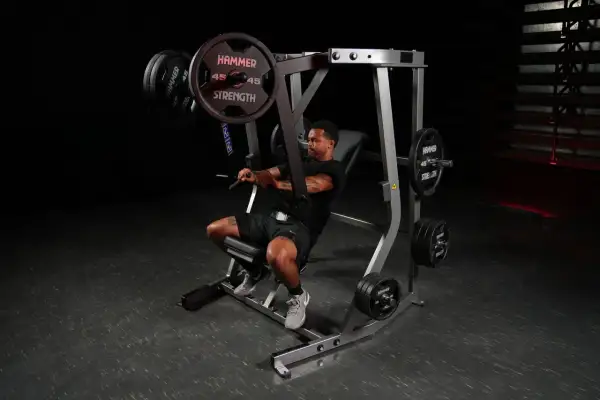 Man tränar decline press på ett gym.
