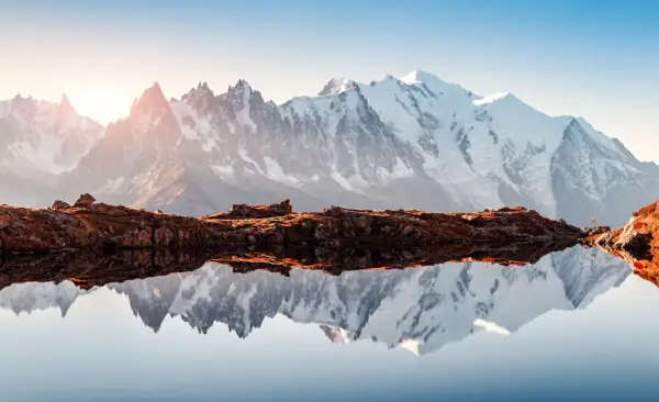 Spiegelglatte Bergseen reflektieren die schneebedeckten Gipfel des Mont Blanc. Hier liegt der Mont Blanc, majestätisch und erhaben.