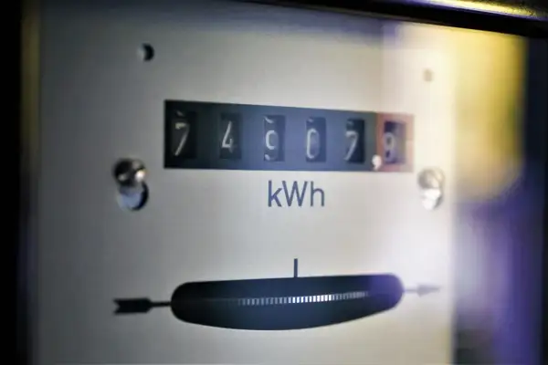 Liczniki pokazują 74907,8 kWh. To dużo energii, ale może to tylko licznik w fabryce, gdzie każdy **kilowat** jest ważny.