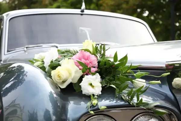 Ustrojenie auta do ślubu: Kompletny przewodnik. DIY czy florysta?