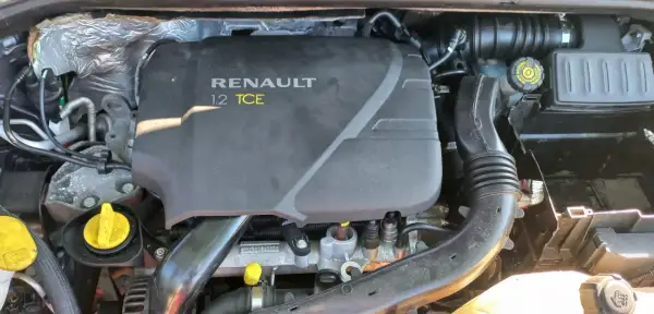Silnik Renault 1.2 TCE z widocznymi elementami osprzętu i przewodami.
