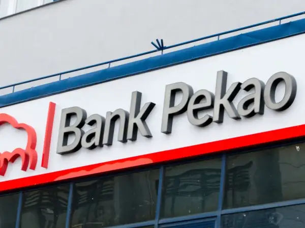 Logo Bank Pekao z czerwonym symbolem. Spokojna inwestycja z Pekao to pewność jutra.