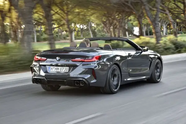 Szary kabriolet BMW M8 jedzie po drodze. Sprawdź aktualną bmw m8 cena i poczuj wolność.