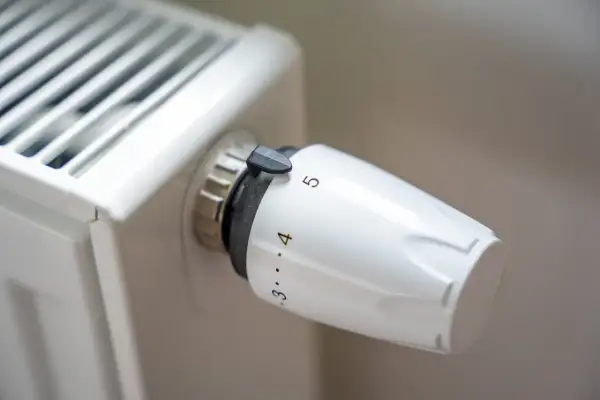 Pokrętło termostatu na grzejniku pokazuje, jak działa termostat w grzejniku, regulując temperaturę od 3 do 5.