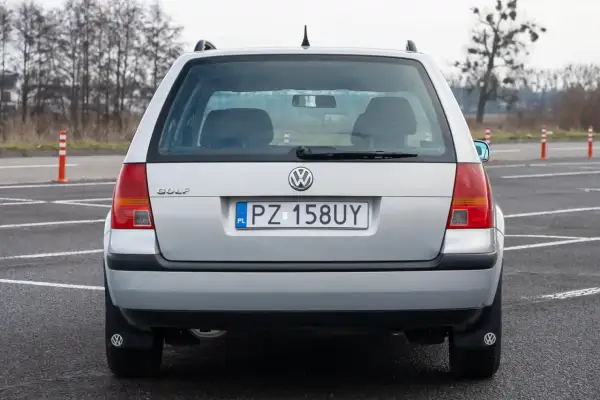 Srebrny Volkswagen Golf 4 1.4 16v na parkingu.