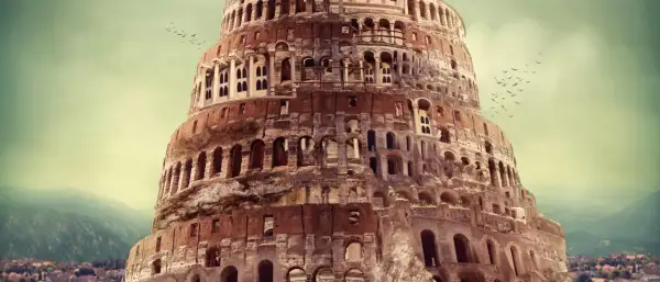 Der Turm zu Babel heute: eine monumentale, zerfallene Struktur mit vielen Bögen und Fenstern, umgeben von einer nebligen Landschaft. Vögel fliegen am Himmel.
